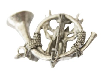 Preview: Anstecker Jagdhorn  Hirschkopf mit Kreuz Hutschmuck  Anstecknadel